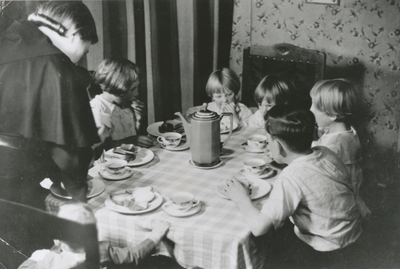 876916 Afbeelding van een Zuster Augustines (links) die als gezinshulp werkt bij een gezin, vermoedelijk in Wijk C te ...